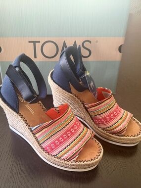 NEW 💖 TOMS Hmong Vintage Tapestry Espadrille Wedge Sandals